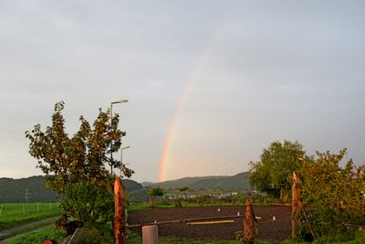 Das Wetter am Mittwoch, dem 30. August war sehr wechselhaft. Kurz vor 20 Uhr hörte der Regen auf und es war ein wunderschöner Regenbogen über dem Dilltal zu sehen.