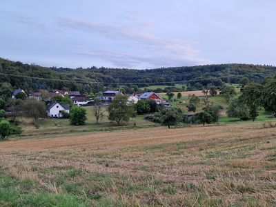 Noch unterhalb des Waldrands bot sich eine schöne Aussicht auf den Ortsteil Greifenthal.