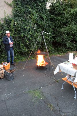 Zur gleichen Zeit bereiteten die drei zurückgebliebenen Montagsmänner alles für den Imbiss nach der Wanderung vor.