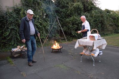 Währenddessen kamen weitere Eltern, um ihre Kinder zur Nachtwanderung zu bringen. Diesen wurde seitens der Jugendpflegerin der Gemeinde leider eine um eine Stunde verspätete Uhrzeit mitgeteilt. Wir entschieden kurzerhand, die „verspäteten“ Kinder nicht nach Hause zu schicken. Sie durften warten und konnten zwischenzeitig den dortigen Spielplatz ausgiebig nutzen.
