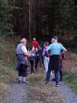 Die Gruppe der 11 Ferienkinder und sechs Montagsmänner wanderte weiter ...