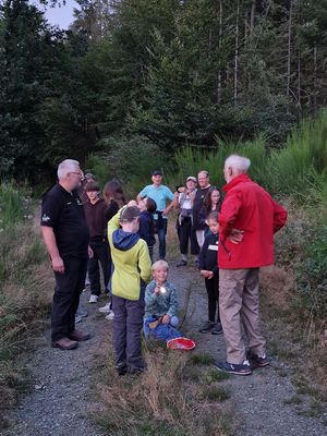... und probierten nach Sonnenuntergang, ob ihre Taschenlampen funktionierten.