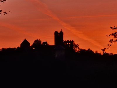 Der Sonnenuntergang sorgte mit einem tollen Farbenspiel für einen unvergessliches Schattenspiel der Burg Greifenstein.