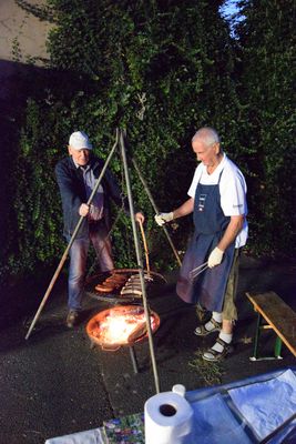 ... die Würstchen bereits fertig gegrillt ...