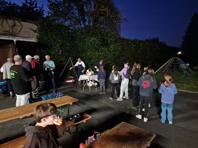 ... Wandergruppe warteten.