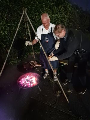 Je nach Wunsch wurde ein Rindwurst oder eine Bratwurst — wahlweise noch mit Senf oder Ketchup — im Brötchen gereicht (oder auch Brötchen ohne Wurst), ...