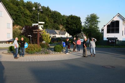 ... schauten wir uns am Dorfplatz um, sahen keine Ferienkinder ...