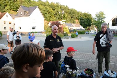 Uli begrüßte die wanderfreudigen Kinder und den Vorsitzenden des örtlichen Heimat- und Geschichtsvereins, Karl-Heinz Eckhardt.