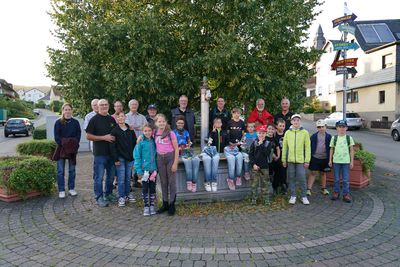 Nachdem auch er sich vorgestellt hatte, wurde ein Gruppenbild mit dem geschmückten Dorfbrunnen aufgenommen.
