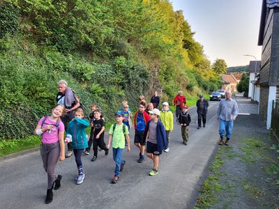 ... aus Dreisbach hinaus, ...