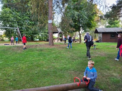 ... zur Grillhütte, wo der Spielplatz sofort in Beschlag genommen wurde.