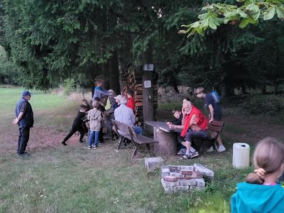 ... zu einem Rastplatz am Waldrand ...