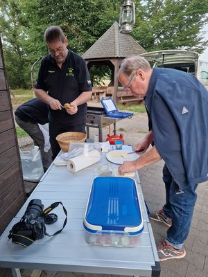 In der Zwischenzeit bereiteten die anderen die Imbiss-Station an der Grillhütte vor: Brötchen schneiden, ...