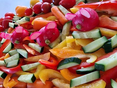 ... »Fingerfood« auf Tellern verteilen, ...