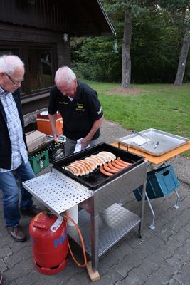 ... Würstchen auflegen ...