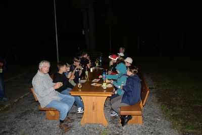 ... freuten sich alle über Getränke und Würstchen.