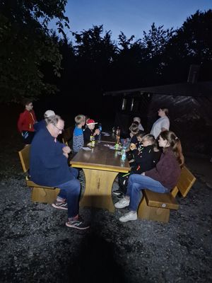 Dann kamen allmählich die Eltern und holten ihre Kinder ab.