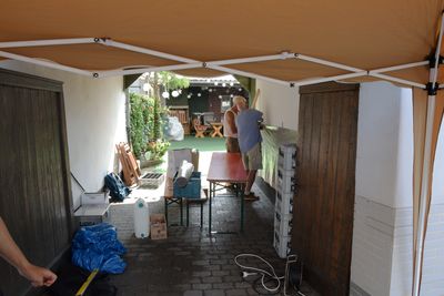 Wir durften die Hofeinfahrt des Geschäfts Sattlerei Polsterei Chr. Cromm nutzen. Um die Wand nicht zu beschmutzen, klebten wir diese mit Malerflies ab.