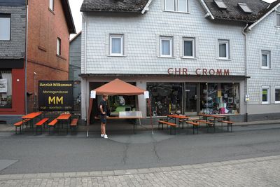„Fast geschafft!“ — Es fehlten nur noch weitere Abdeckungen der Stromleitungen auf der Bahnhofstraße.