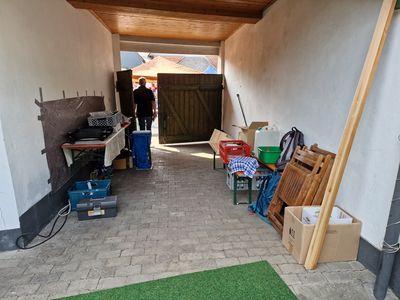 Auch in der Hofeinfahrt war alles vorbereitet. So konnten wir warten bis zum Nachmittag.