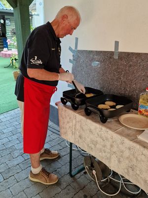 Rechtzeitig vor Eröffnung kamen die ersten Kartoffelpuffer in die Pfannen, ...