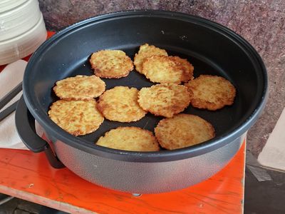 ... in einer weiteren Pfanne warmgehalten zu werden.