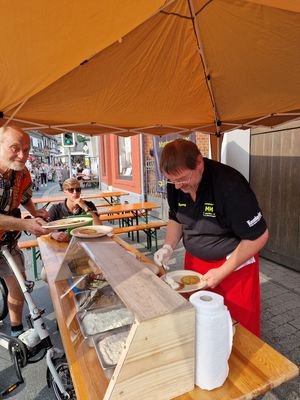 Für jeden Kunden wurde auf den oder die Kartoffelpuffer ...