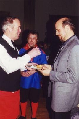 Bürgermeister Eberhard Niebch bekam einen besonderen "Kuchen".