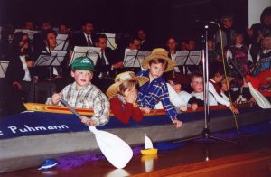 Die Kinder des katholischen Kindergartens in Ichelshausen bei ihrem Lied "Paule Pumanns Paddelboot".