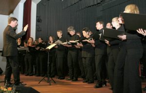 Der Chor Young Voices zog das Publikum in Bann mit den Stücken "Gina", "Im weißen Rössel" und "Über den Wolken".
