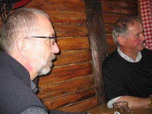 Und wie unter zivilisierten Menschen hörten wir uns gegenseitig unseren Schwanks zu.