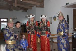 Die Gruppe Khukh Mongol bereitete sich im Foyer auf ihren Auftritt vor.