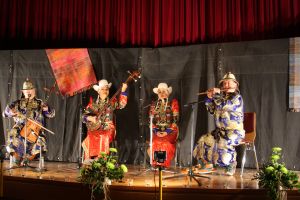 Khukh Mongol mit ihren außergewöhnlichen Musikinstrumenten: