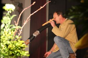 Werner Schlegel mit seinem Musikinstrument, dem Didgeridoo.