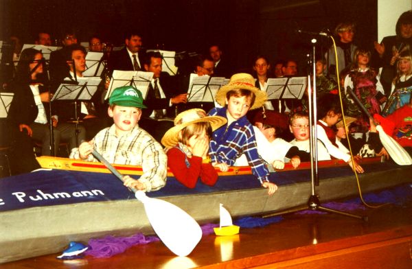 und mit dabei waren die Kinder des Katholischen Kindergartens — heute schon Geschichte.