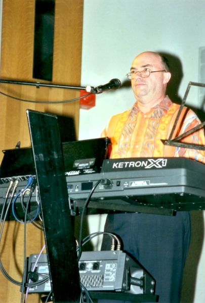 Und an 2003 werden Sie sich noch mit Sicherheit gut erinnern: "Ehringshausen musiziert". Wir hatten sie alle unter einen Hut bekommen: Hier Alleinunterhalter Joe Gladen,