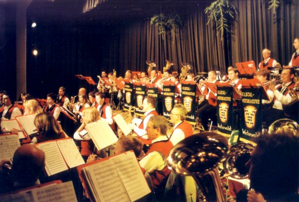 In 2005 standen nicht nur die Tannenbäume Kopf, wir staunten nicht schlecht, als die Elbtalmusikanten mit mehr als 60 Musikern unsere Bühne bevölkerten.