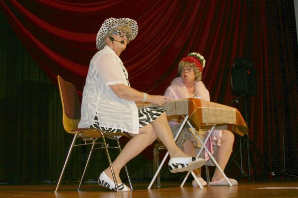 Pardon, das waren nicht die Beine von Dolores, das waren Waltraud & Mariechen aus Sinn.