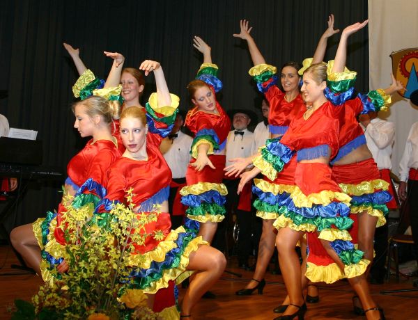 Aber jetzt kommen sie:die Zuckerpuppen — brasilianisch und hübsch anzusehen. Die Tanzformation der Wackenbachlerchen aus Leun.