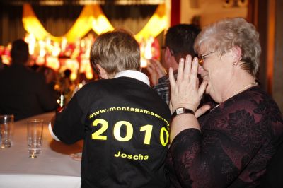 Anschließend hatte Joscha Zeit, das Neujahrskonzert auf dem Schoß seiner Großmutter zu genießen.