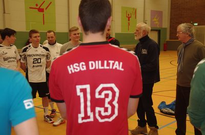 ... war voll des Lobes bei den Jugend-Handballerinnen und Jugend-Handballer der HSG Dilltal ...