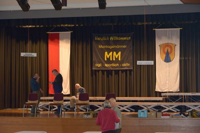 Die Hessen- und die Gemeindeflagge durften hinter der Bühne ebenso wenig fehlen wie unser Logo.