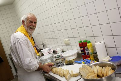 Zwischendurch liefen — für unsere Gäste versteckt in der Küche —Vorbereitungen durch Gerhard ...