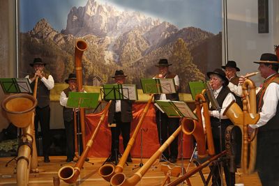 ... zehn verschiedenen Alphörnern, darunter auch auf dem weltweit einzigartigen Kontrabass-Alphorn mit seiner eindrucksvollen Länge von 7,4 Metern und seinen Windungen (links). — Unsere Gäste waren begeistert von den für Ehringshausen ungewöhnlichen Klängen.