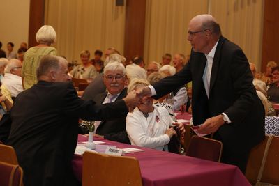 Der ehemalige Bürgermeister, Eberhard Niebsch, begrüßte seinen Nachfolger, Jürgen Mock, ...