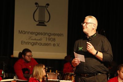 ... Hartmut an das Konzert 2006 erinnerte, bei dem unter anderem die Bürgermeister von Ehringshausen und deren angrenzenden Gemeinden gemeinsam ein Lied darboten.