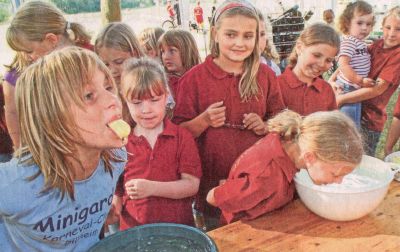 Die nasse Abkühlung beim Apfel beißen tat gut: Jana (links) und Laura versuchten, Apfelspalten aus der Schüssel zu fischen.