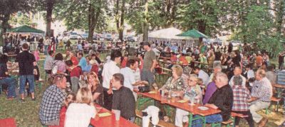 Unter den Schatten spendenden Bäumen ließen es sich die Besucher gut gehen.