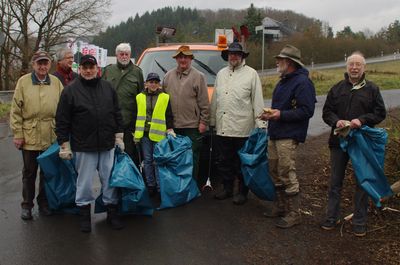 Wir Montagsmänner starteten mit 10 Mitgliedern in Kölschhausen und sammelten den Müll unserer „umweltbewussten“ Mitbürger bis nach Ehringshausen ...