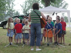 Wie kleine Profis präsentierten sich die Sängerinnen und Sänger des Kinderchors.